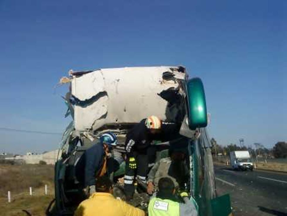 Fatal choque por alcance de un autobús Flecha Roja, contra un trailer cargado con pollo en la México-Querétaro.