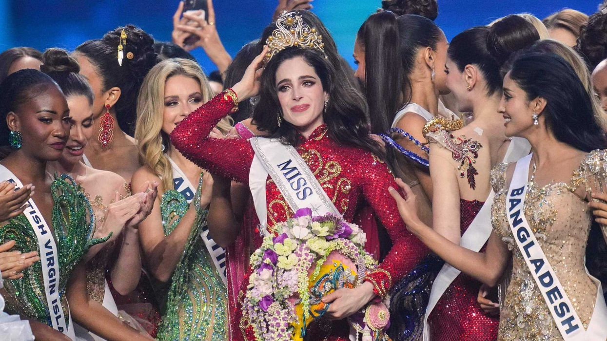 Fátima Bosch, diseñadora de Tabasco, alza la corona de Miss Universe 2025 tras su coronación en Bangkok, Tailandia, convirtiéndose en la cuarta mexicana en obtener el título. AP.
