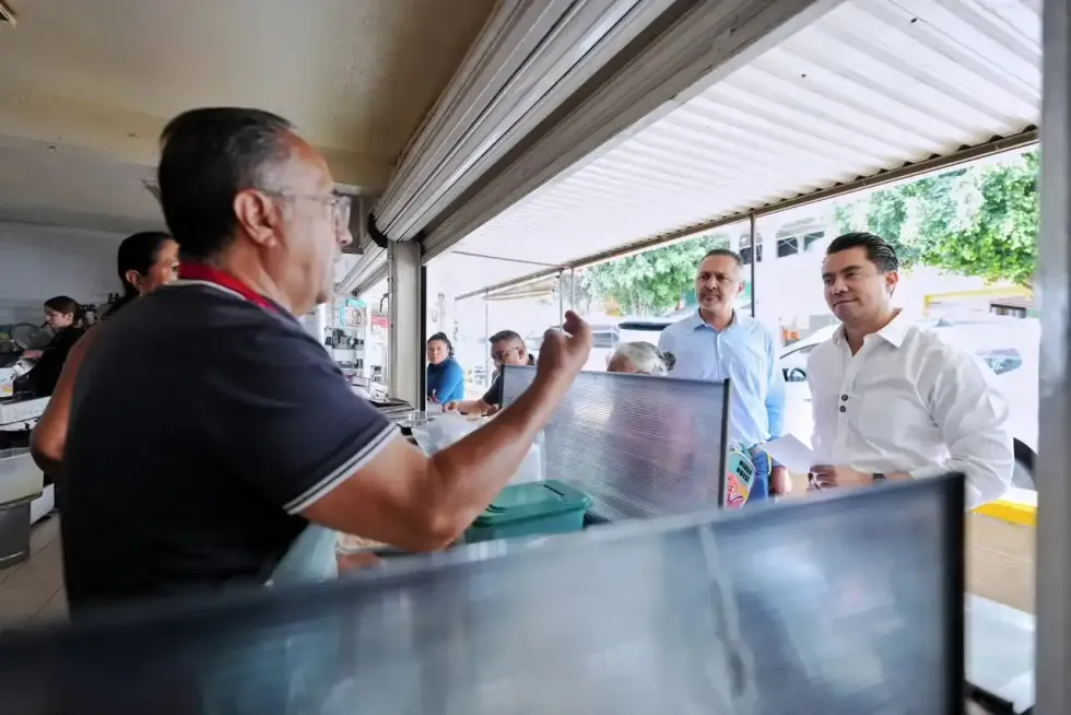 Felifer Mac\u00edas conversa con locatario del mercado sobre la rehabilitaci\u00f3n de la avenida Presidentes
