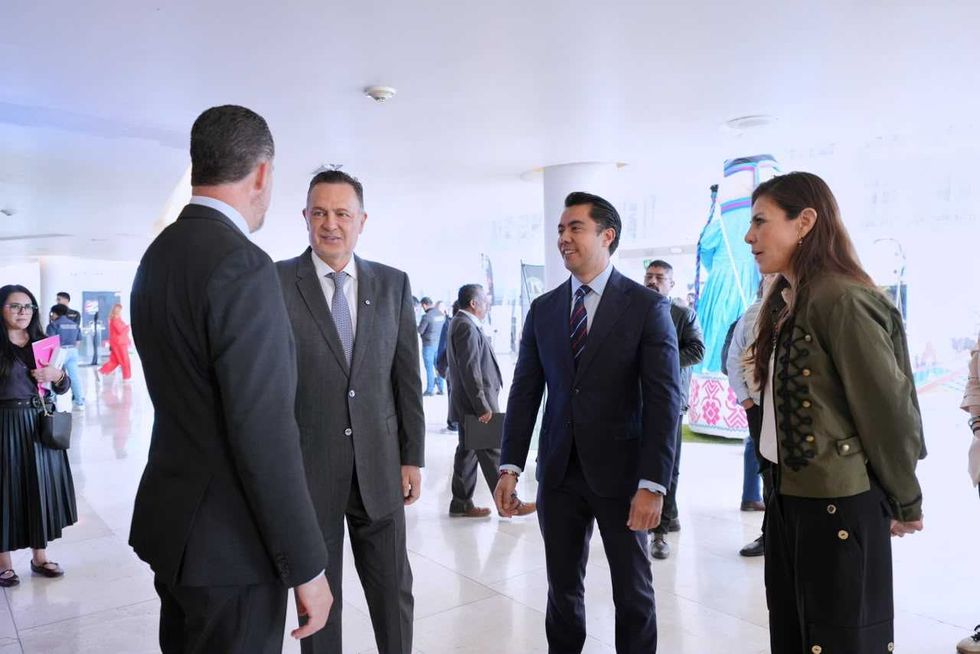 Felifer Mac\u00edas conversa con participantes en el vest\u00edbulo del recinto donde se realiza el XXXII Congreso Nacional de la Industria de Reuniones