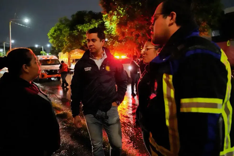 Felifer Mac\u00edas conversa con una vecina y personal de Protecci\u00f3n Civil durante la supervisi\u00f3n nocturna