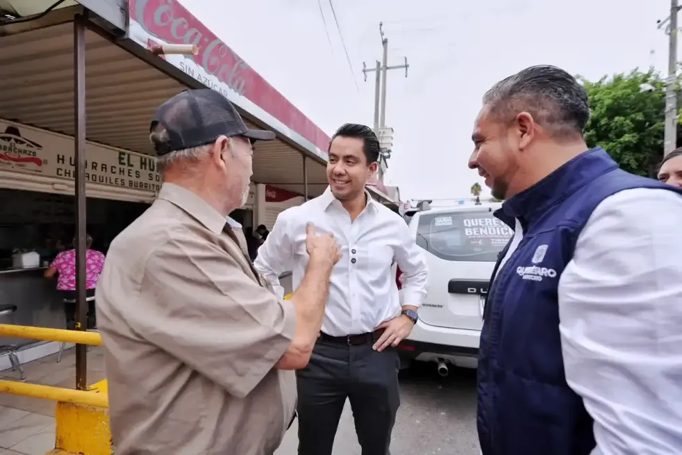 Felifer Mac\u00edas conversa con vecinos durante recorrido por la avenida Presidentes rehabilitada