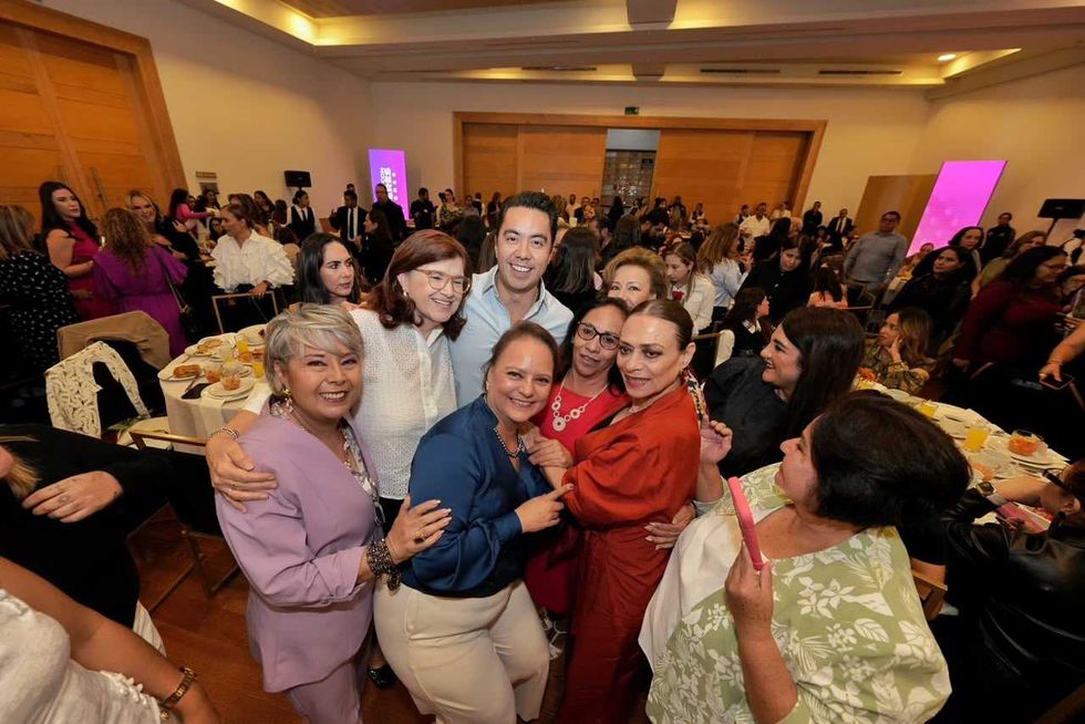 Felifer Mac\u00edas conversa y se fotograf\u00eda con un grupo amplio de mujeres l\u00edderes al t\u00e9rmino del encuentro en Quer\u00e9taro.