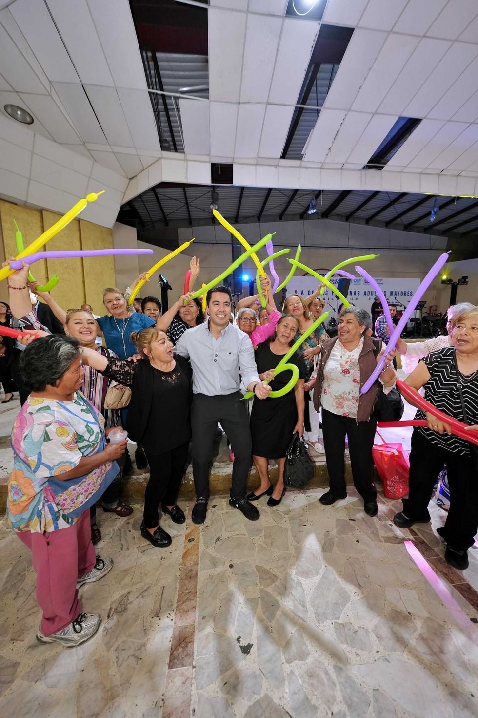 Felifer Mac\u00edas convive con adultas mayores durante la celebraci\u00f3n del Baile de Plata | Adultas mayores de las siete delegaciones del municipio asistieron al festejo
