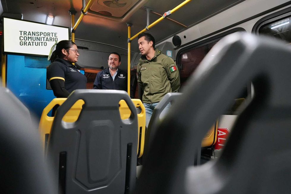 Felifer Mac\u00edas dialoga con la operadora de una unidad del Transporte Escolar Gratuito, en Quer\u00e9taro.