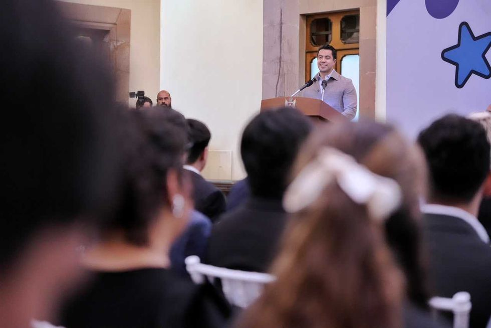 Felifer Mac\u00edas en el podio del Palacio de Gobierno durante el Premio Estatal de la Juventud 2026 en Quer\u00e9taro.