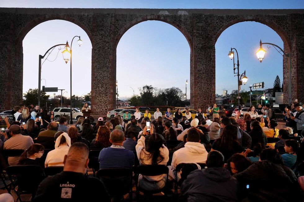 Felifer Mac\u00edas encabeza encendido de los Arcos por D\u00eda Mundial del Autismo en Quer\u00e9taro