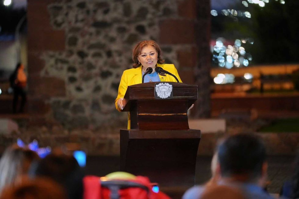 Felifer Mac\u00edas encabeza encendido de los Arcos por D\u00eda Mundial del Autismo en Quer\u00e9taro