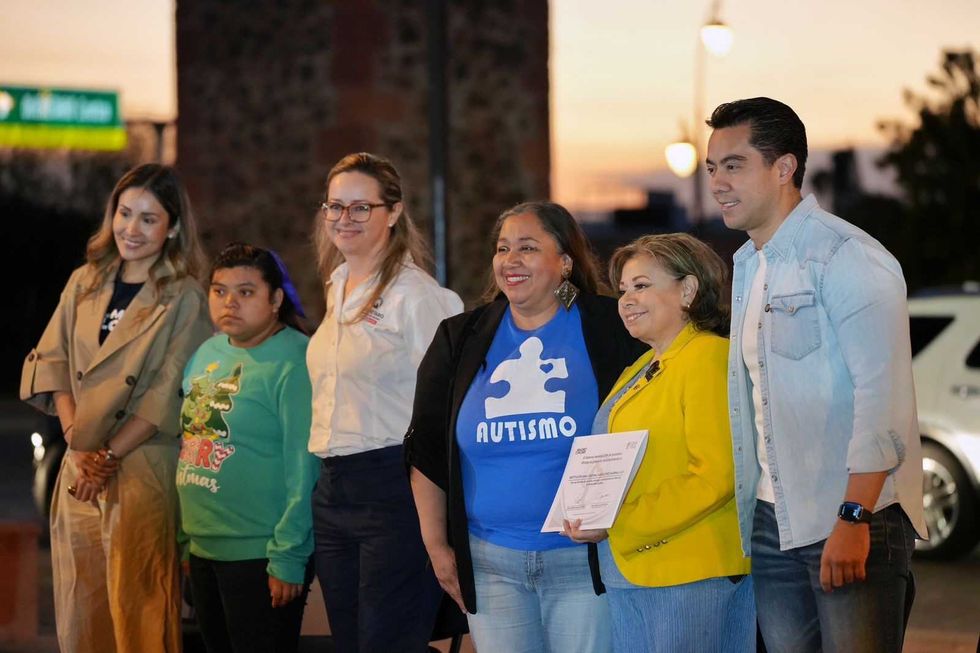 Felifer Mac\u00edas encabeza encendido de los Arcos por D\u00eda Mundial del Autismo en Quer\u00e9taro