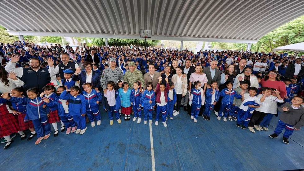 Felifer Mac\u00edas encabeza la entrega de la techumbre y la cancha de f\u00fatbol 5 con pasto sint\u00e9tico en la primaria Juana de Asbaje.