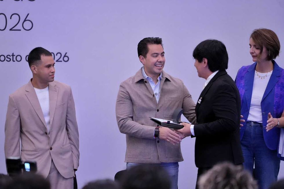 Felifer Mac\u00edas entrega reconocimiento a joven durante el Premio Estatal de la Juventud 2026 en Quer\u00e9taro.