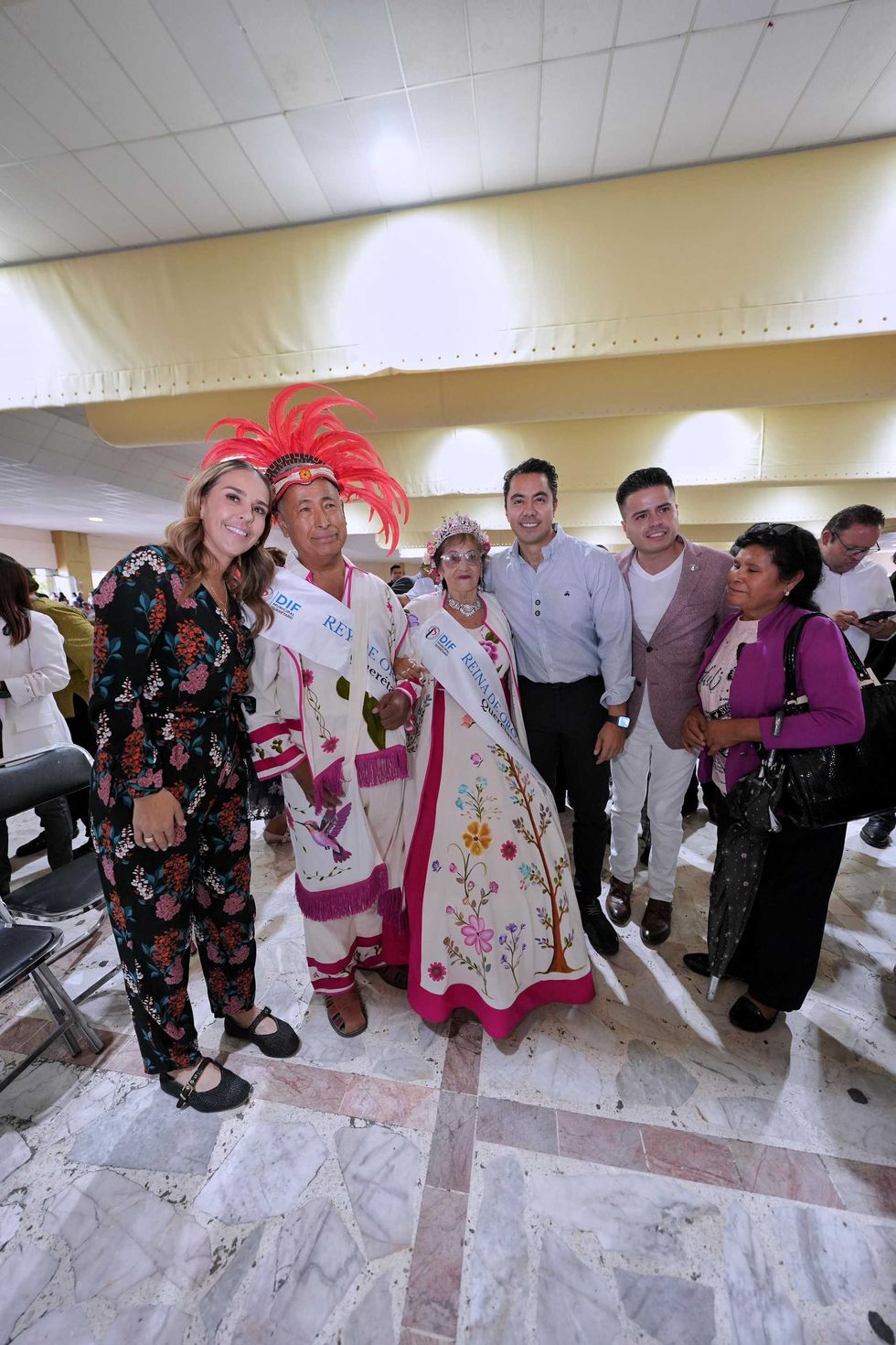 Felifer Mac\u00edas entrega un obsequio a la Reina de Oro 2026 durante el evento del DIF | Adriana Olvera de Mac\u00edas, presidenta del Patronato del Sistema Municipal DIF, acompa\u00f1\u00f3 el reconocimiento