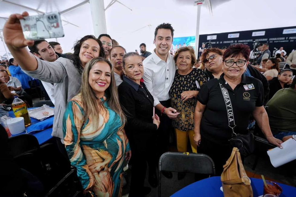 Felifer Mac\u00edas habla ante comerciantes de tianguis y mercados reunidos en Quer\u00e9taro.