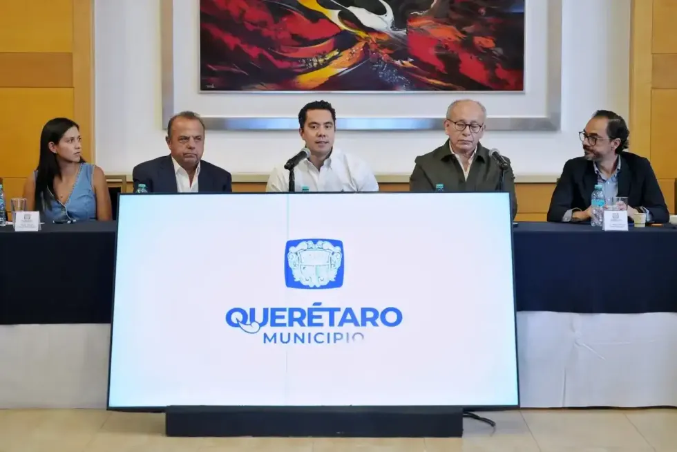 Felifer Mac\u00edas habla flanqueado por funcionarios durante la reuni\u00f3n con medios en Quer\u00e9taro