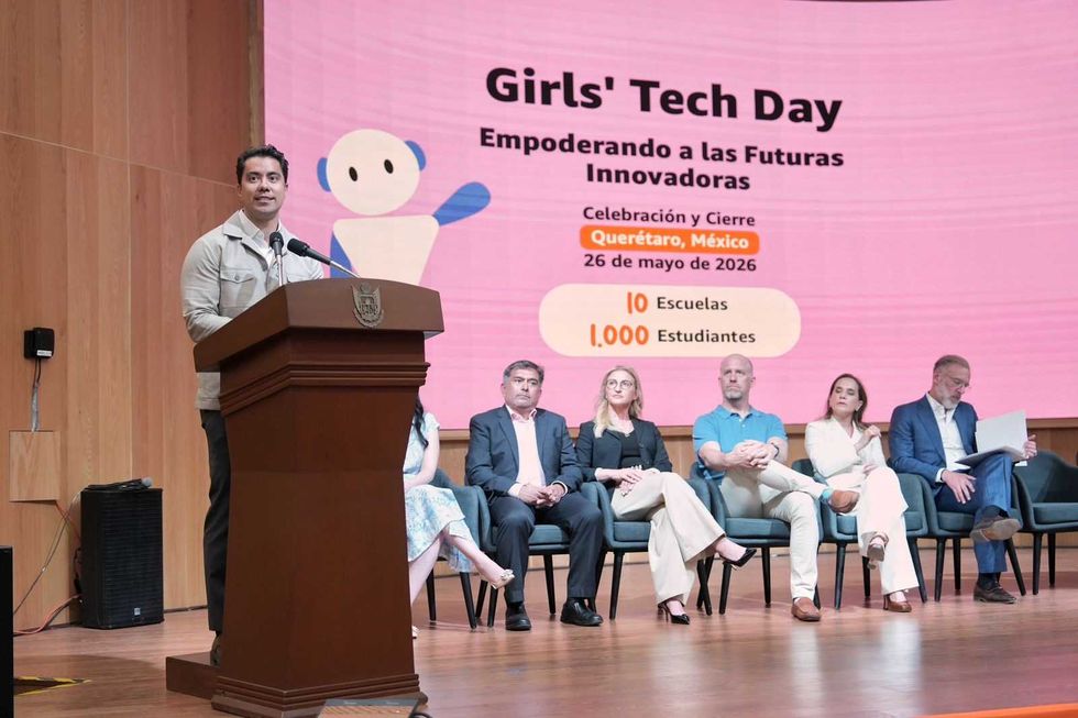 Felifer Mac\u00edas inaugura AWS Think Big Space de Amazon en Centro BLOQUE de Quer\u00e9taro con autoridades estatales