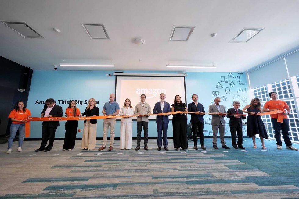 Felifer Mac\u00edas inaugura AWS Think Big Space de Amazon en Centro BLOQUE de Quer\u00e9taro con autoridades estatales