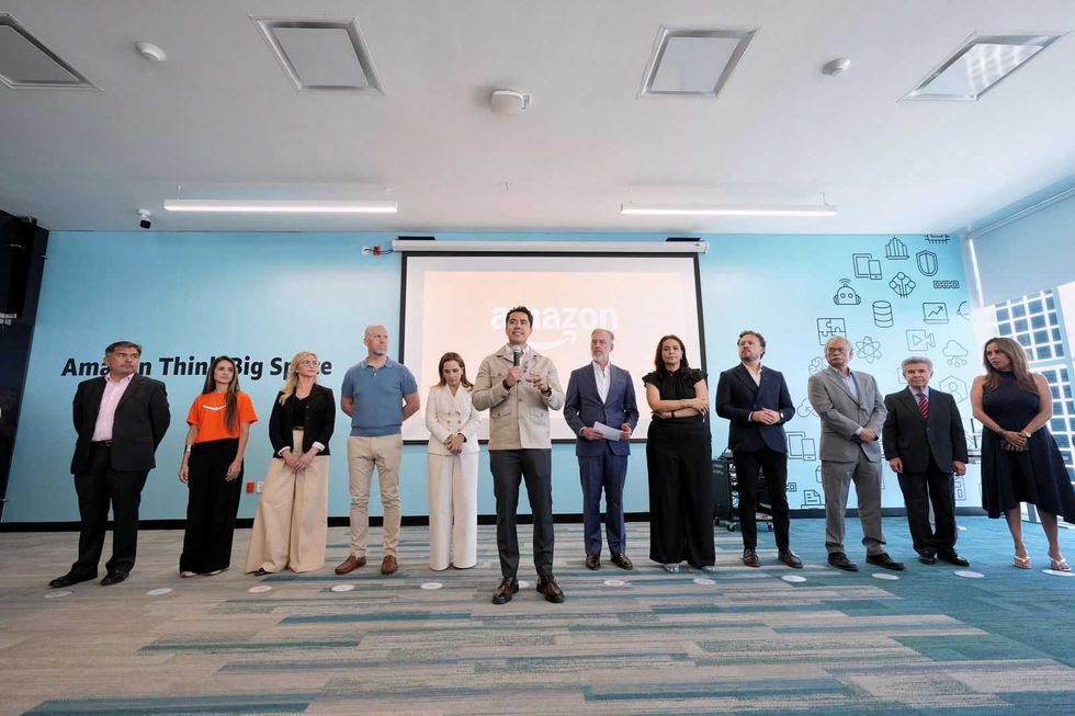 Felifer Mac\u00edas inaugura AWS Think Big Space de Amazon en Centro BLOQUE de Quer\u00e9taro con autoridades estatales
