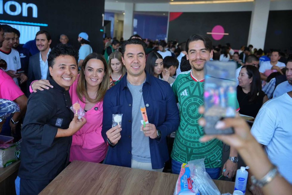 Felifer Mac\u00edas intercambia estampas del \u00e1lbum del Mundial 2026 con familias en el lobby del centro BLOQUE en Quer\u00e9taro.