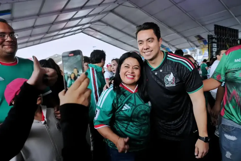 Felifer Mac\u00edas posa para una fotograf\u00eda junto a una aficionada con playera de M\u00e9xico