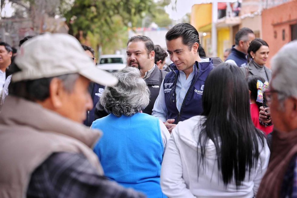 Felifer Mac\u00edas, presidente municipal de Quer\u00e9taro, durante entrega de rehabilitaci\u00f3n calles Los Fresnos 2026