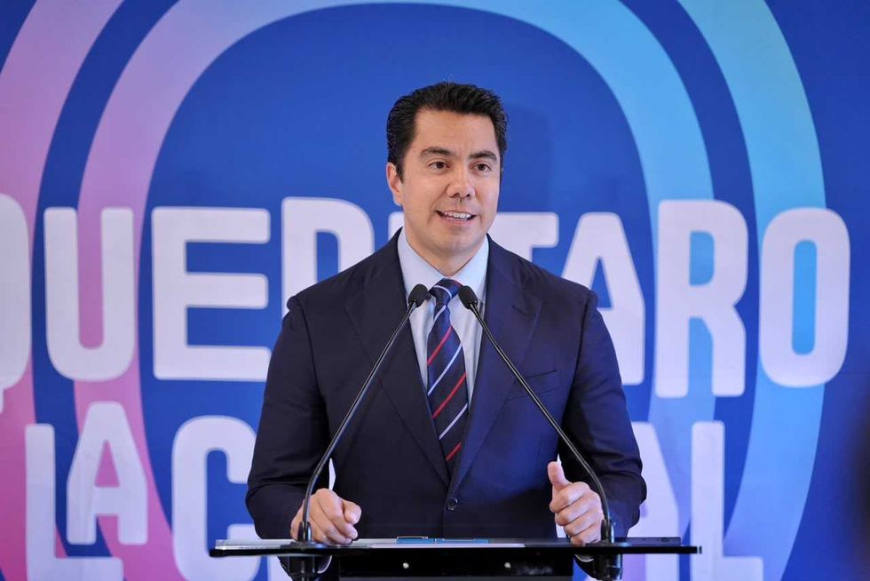 Felifer Mac\u00edas, presidente municipal de Quer\u00e9taro, habla durante la presentaci\u00f3n del transporte el\u00e9ctrico gratuito Eqrobus.