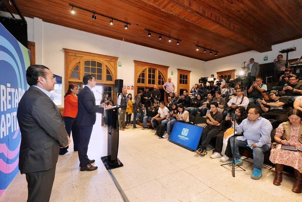 Felifer Mac\u00edas, presidente municipal de Quer\u00e9taro, habla durante la presentaci\u00f3n del transporte el\u00e9ctrico gratuito Eqrobus.