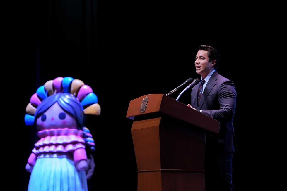 Felifer Mac\u00edas, presidente municipal de Quer\u00e9taro, habla en el podio durante la inauguraci\u00f3n del XXXII Congreso Nacional de la Industria de Reuniones