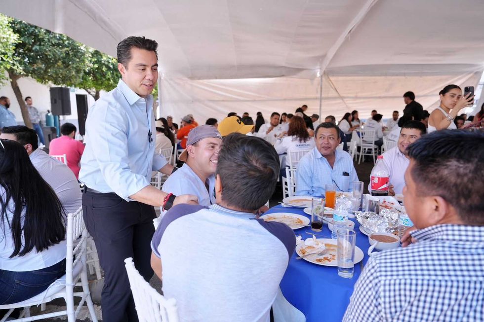 Felifer Mac\u00edas reconoce a trabajadores de Obras P\u00fablicas durante el D\u00eda de la Santa Cruz en Quer\u00e9taro