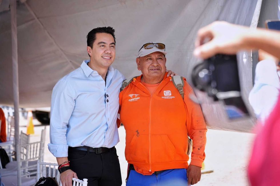 Felifer Mac\u00edas reconoce a trabajadores de Obras P\u00fablicas durante el D\u00eda de la Santa Cruz en Quer\u00e9taro
