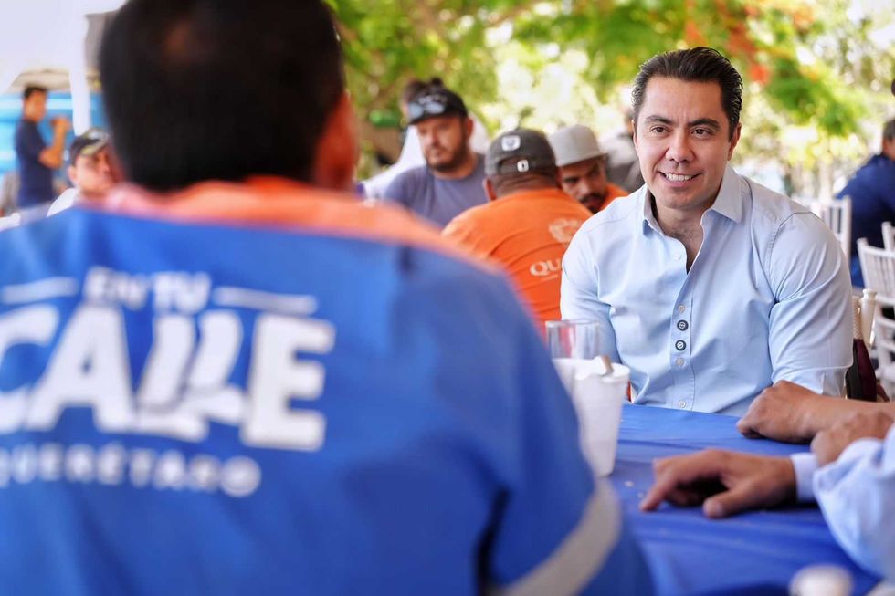 Felifer Mac\u00edas reconoce a trabajadores de Obras P\u00fablicas durante el D\u00eda de la Santa Cruz en Quer\u00e9taro