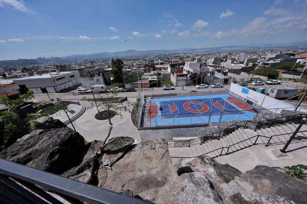 Felifer Mac\u00edas recorre el nuevo parque de Balcones de San Pablo junto a funcionarios municipales y vecinos de la zona
