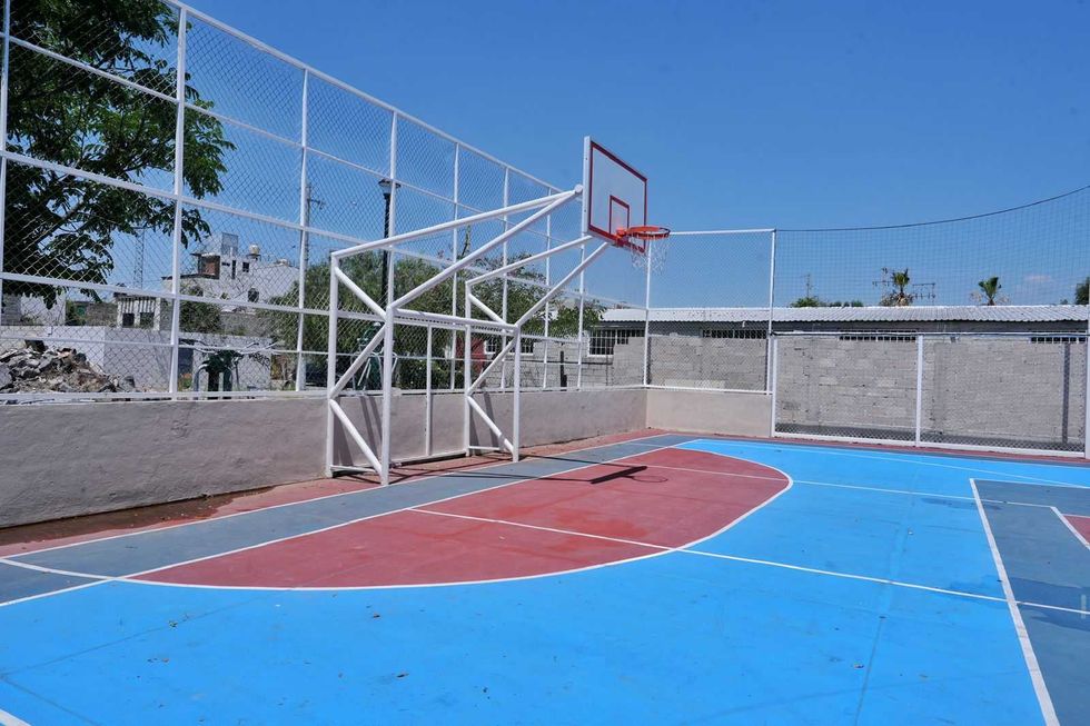 Felifer Mac\u00edas recorre la cancha y los juegos infantiles del renovado Parque Unidad Nacional en Quer\u00e9taro.
