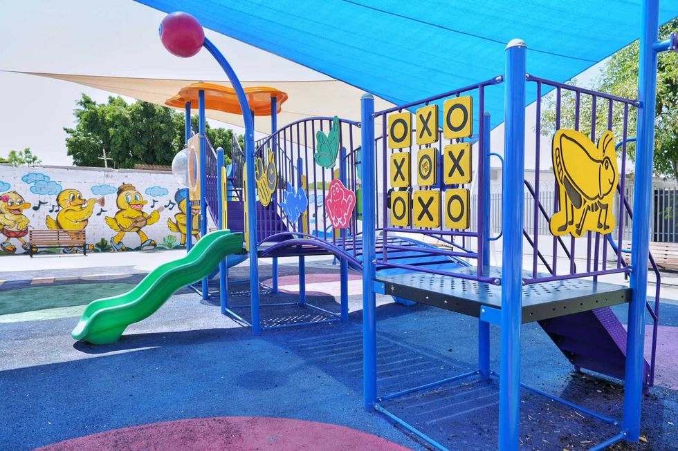Felifer Mac\u00edas recorre la cancha y los juegos infantiles del renovado Parque Unidad Nacional en Quer\u00e9taro.