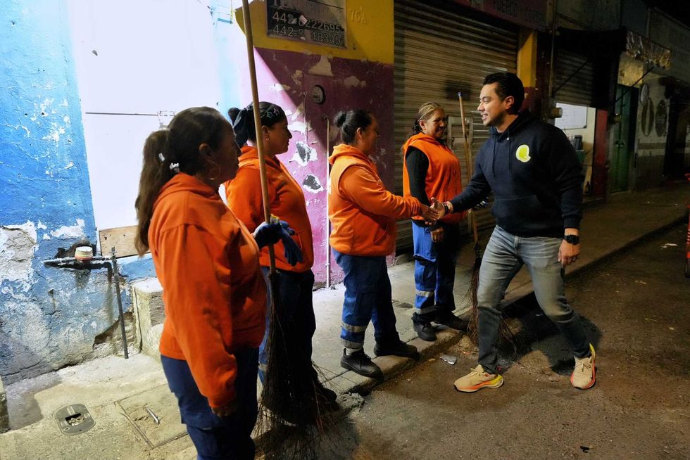 Felifer Mac\u00edas saluda de mano a trabajadora de Servicios P\u00fablicos durante recorrido nocturno de supervisi\u00f3n en Quer\u00e9taro