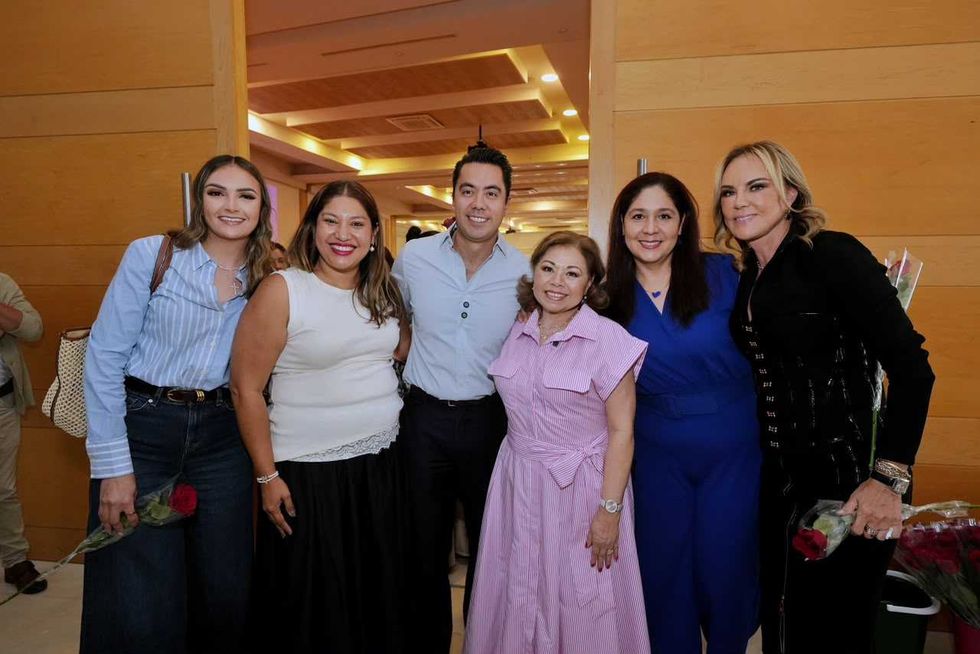 Felifer Mac\u00edas se despide de un grupo de mujeres l\u00edderes tras el encuentro en Quer\u00e9taro