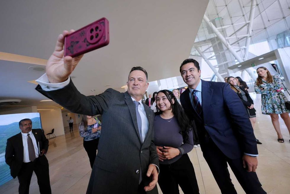 Felifer Mac\u00edas se toma una fotograf\u00eda con asistentes al XXXII Congreso Nacional de la Industria de Reuniones en Quer\u00e9taro