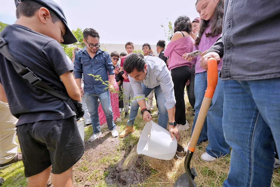 Felifer Mac\u00edas y estudiantes de la preparatoria Bicentenario plantan \u00e1rboles nativos en jornada de reforestaci\u00f3n como parte del D\u00eda Mundial de la Juventud en Quer\u00e9taro.