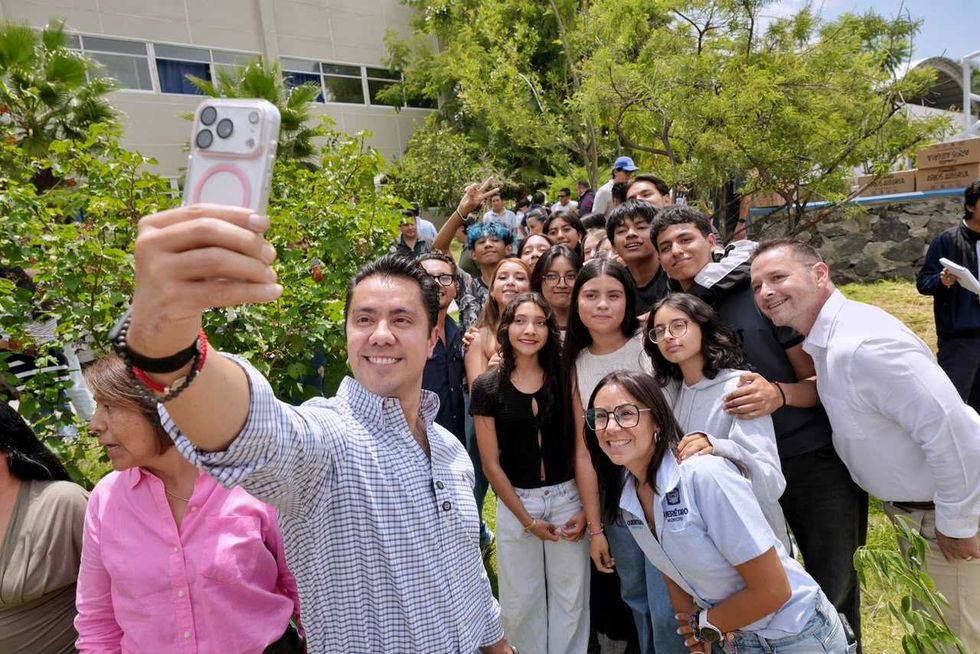 Felifer Mac\u00edas y estudiantes de la preparatoria Bicentenario plantan \u00e1rboles nativos en jornada de reforestaci\u00f3n como parte del D\u00eda Mundial de la Juventud en Quer\u00e9taro.