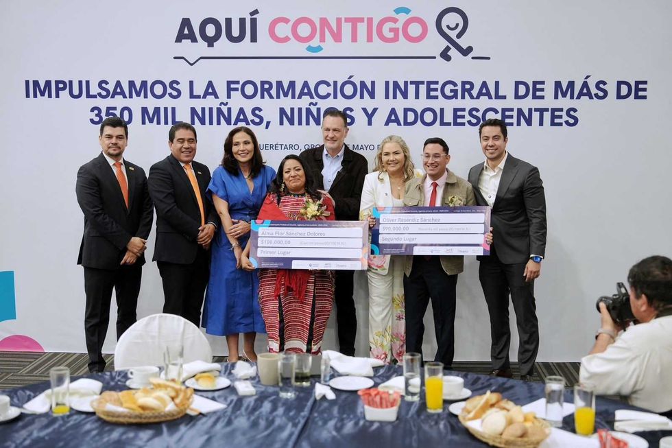 Felifer Mac\u00edas y Mauricio Kuri durante la entrega del Premio Estatal al Desempe\u00f1o Profesional Docente 2025-2026 en Quer\u00e9taro