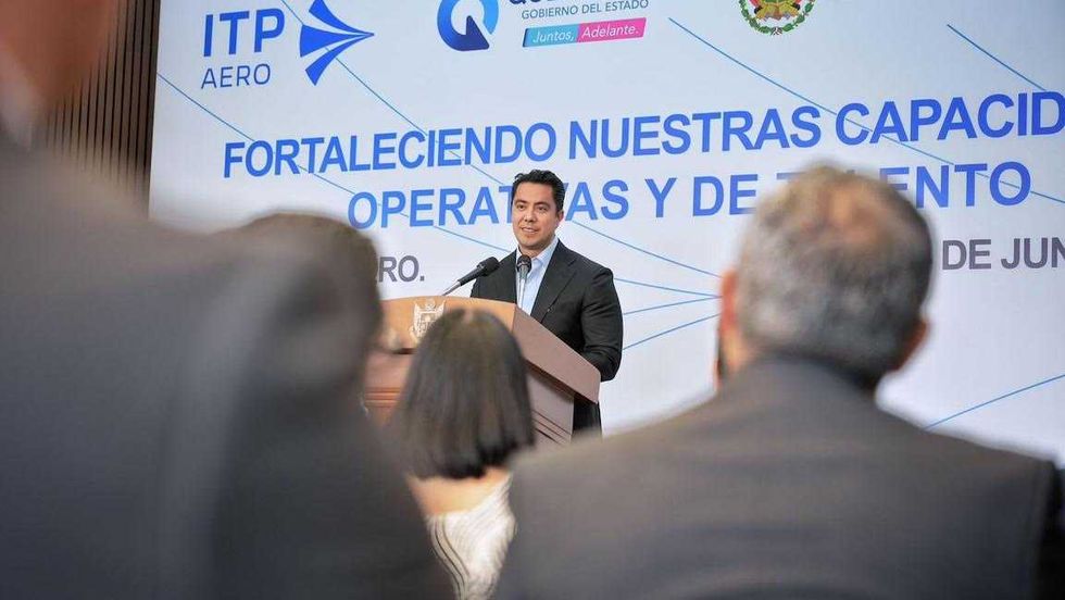 Felifer Mac\u00edas y Mauricio Kuri en la presentaci\u00f3n de la ampliaci\u00f3n de la Celda de Pruebas de ITP Aero en Quer\u00e9taro.