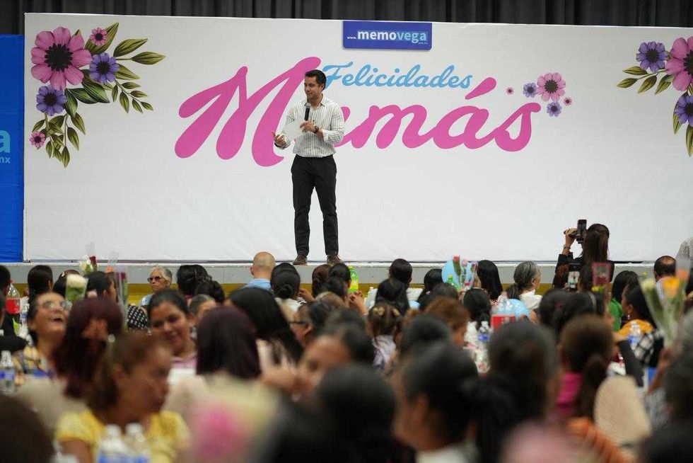 Felifer Mac\u00edas y Memo Vega acompa\u00f1an a m\u00e1s de 700 madres durante el tradicional festejo del 10 de mayo en San Juan del R\u00edo Quer\u00e9taro