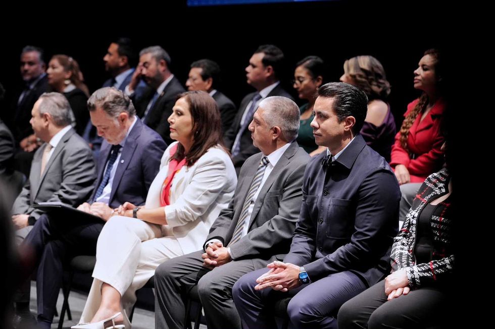 Felifer Mac\u00edas y representantes de colegios de profesionistas asisten a la ceremonia del reconocimiento al Profesionista del A\u00f1o 2025 en el Teatro Metropolitano.