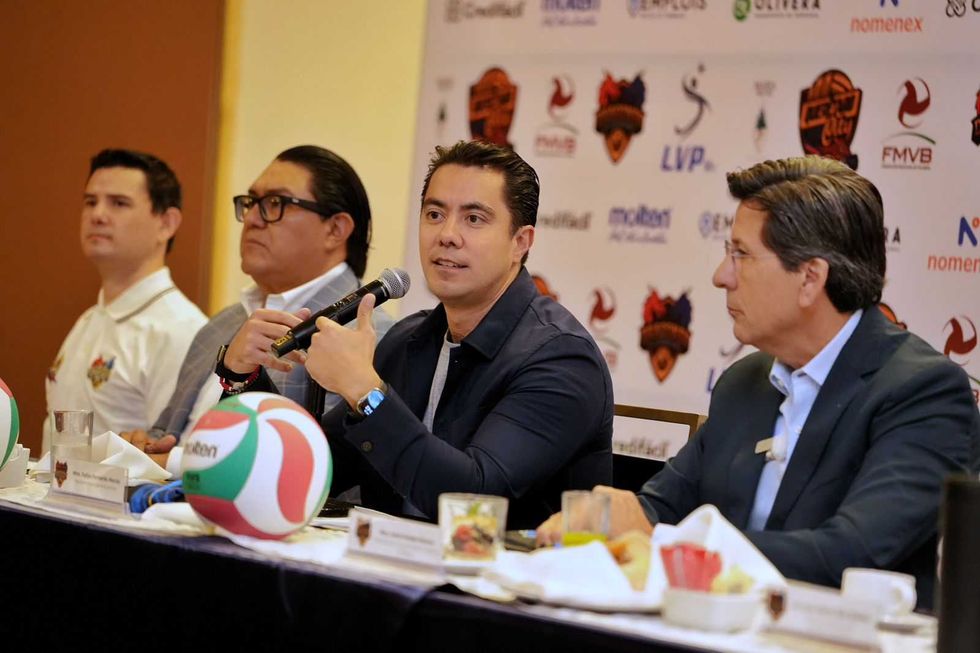 Felifer Mac\u00edas y representantes del Club Dragones durante la firma del convenio de incorporaci\u00f3n a la Liga de Voleibol Profesional.