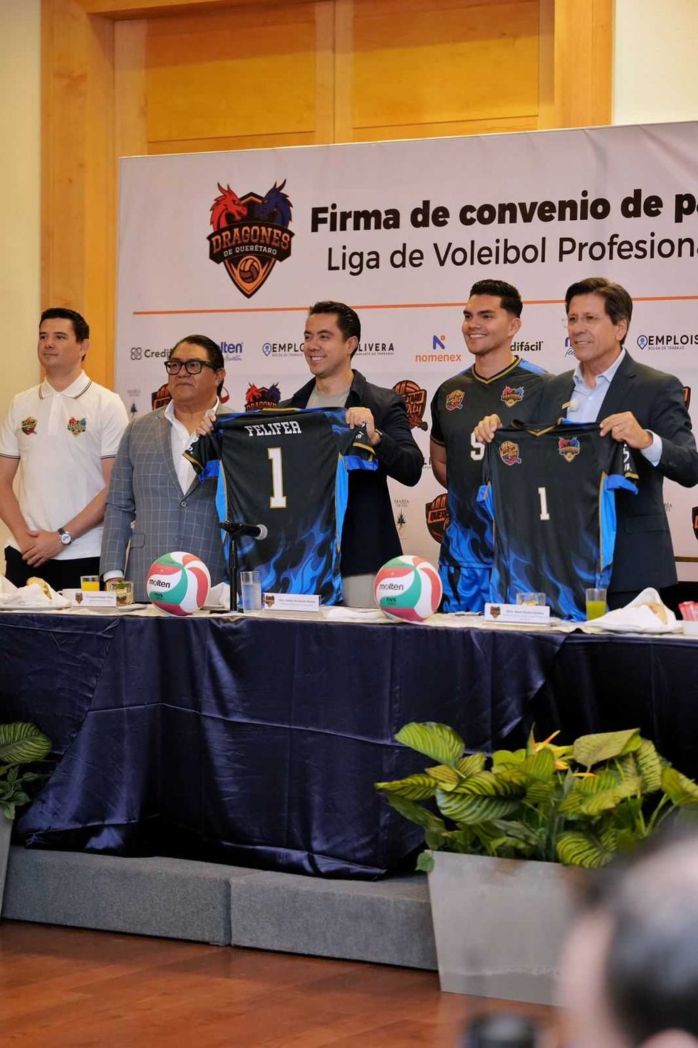 Felifer Mac\u00edas y representantes del Club Dragones durante la firma del convenio de incorporaci\u00f3n a la Liga de Voleibol Profesional.
