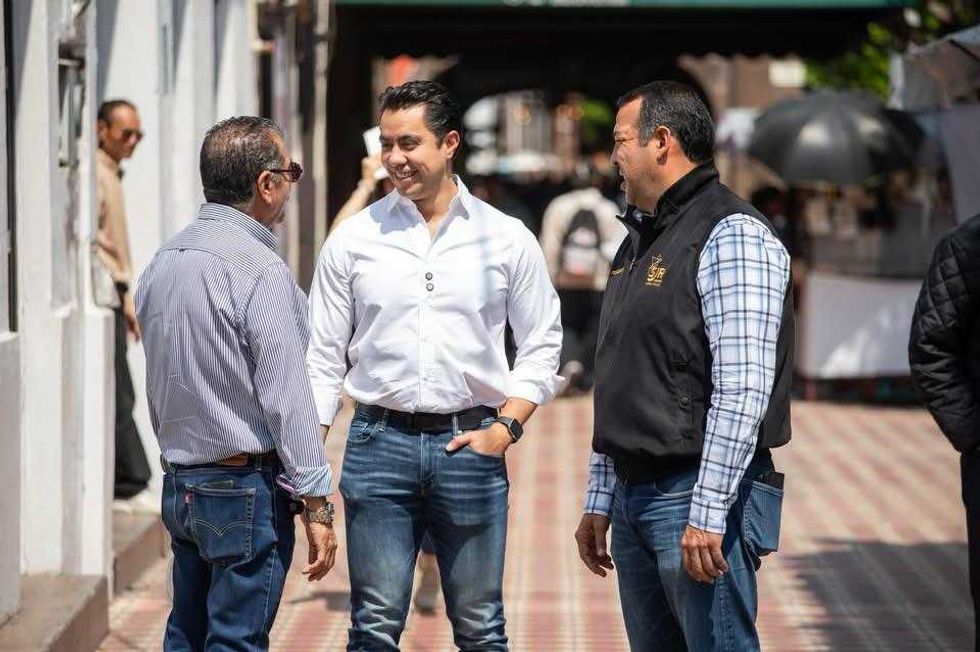 Felifer Mac\u00edas y Roberto Cabrera durante el recorrido por el Centro Hist\u00f3rico de San Juan del R\u00edo en agenda patrimonial conjunta.
