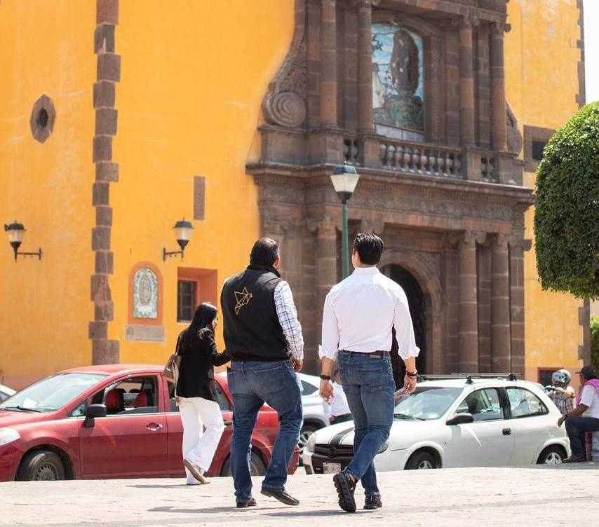 Felifer Mac\u00edas y Roberto Cabrera durante el recorrido por el Centro Hist\u00f3rico de San Juan del R\u00edo en agenda patrimonial conjunta.