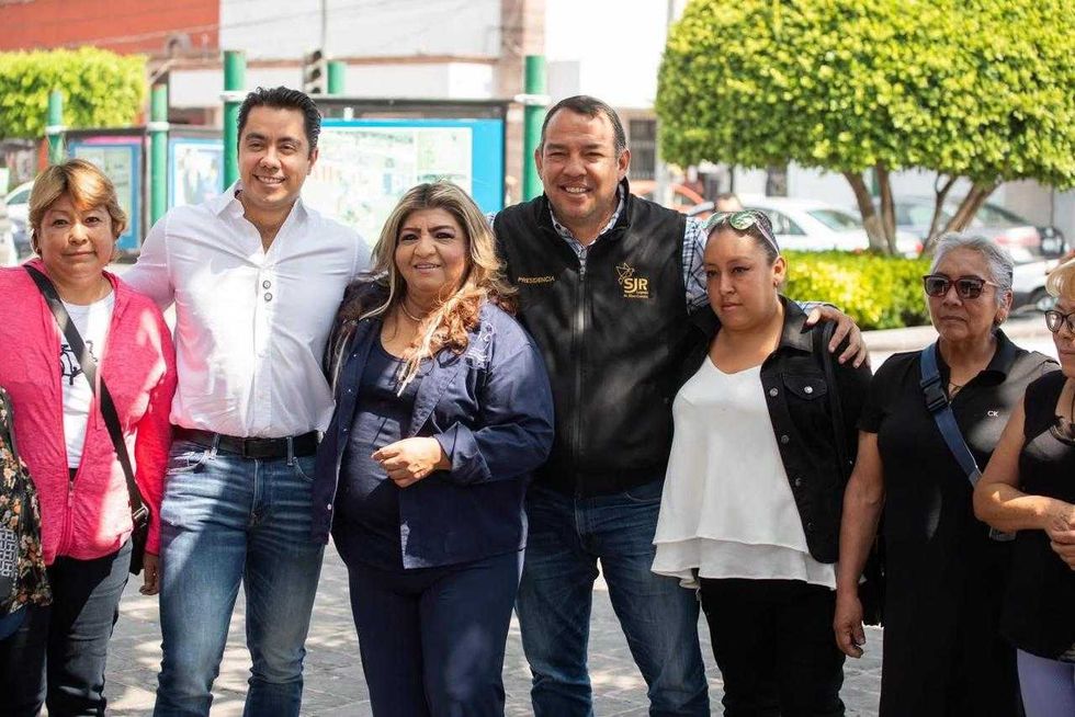 Felifer Mac\u00edas y Roberto Cabrera durante el recorrido por el Centro Hist\u00f3rico de San Juan del R\u00edo en agenda patrimonial conjunta.