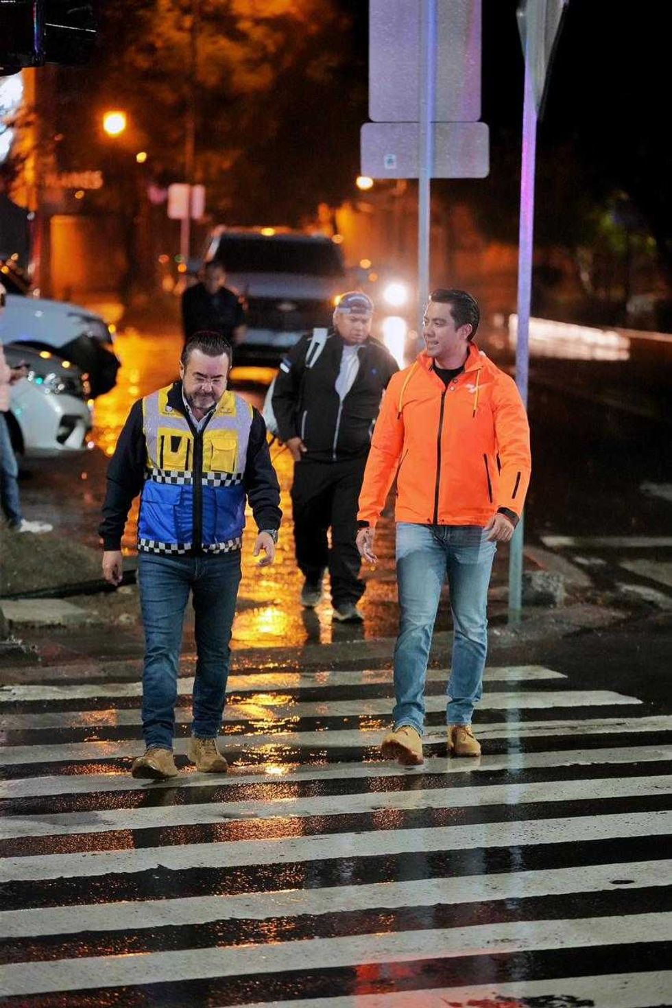 Felifer Mac\u00edas y un integrante de la Secretar\u00eda de Movilidad recorren Bernardo Quintana durante el operativo vial en Quer\u00e9taro.