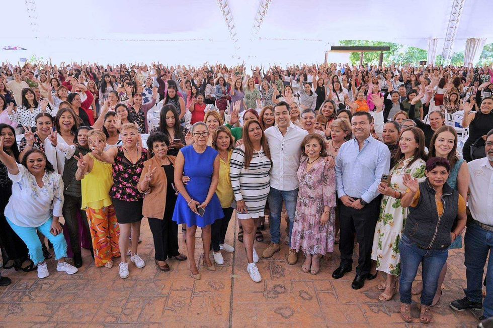 Felifer Macía reconoce la labor de madres trabajadoras municipales en Querétaro Capital.