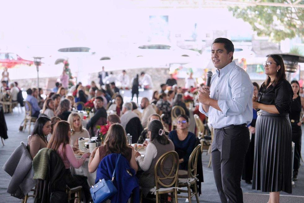 Felifer Macías acompaña a Adriana Olvera de Macías en comida navideña del DIF Municipal de Querétaro diciembre 2025.